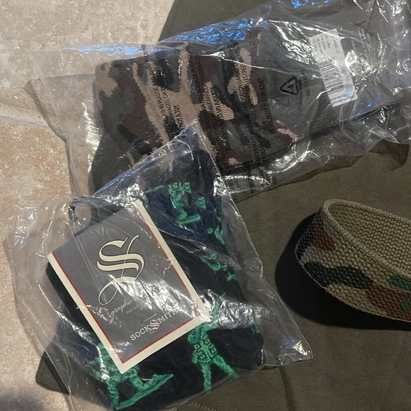 NWT Levi’s tshirt boys 12/13 size Med Large PLUS a couple accessories brand new - Picture 5 of 6